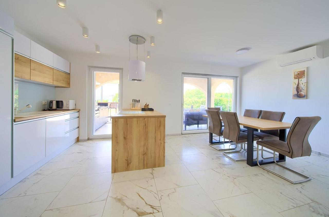 Holiday House Sea & Sun Residence Rasopasno ภายนอก รูปภาพ